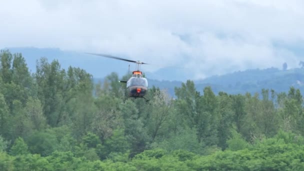 Cerklje Krki Slovenia Maj 2022 Mały Wojskowy Helikopter Rozpoznawczy Latający — Wideo stockowe