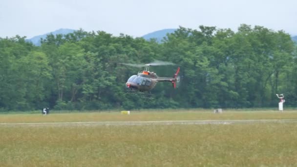 Cerklje Slovenië Mei 2022 Militaire Verkenningshelikopter Vliegt Regen Enkele Meters — Stockvideo