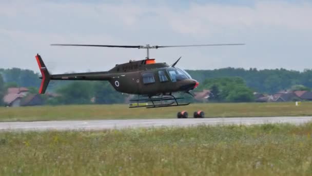 Cerklje Krki Eslovenia May 2022 Helicóptero Militar Llega Plataforma Aterrizaje — Vídeos de Stock