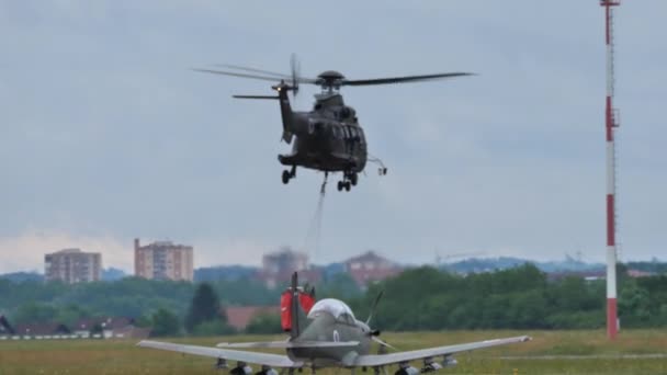 Cerklje Slovénie Mai 2022 Hélicoptère Militaire Décolle Avec Seau Eau — Video