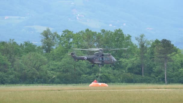 Cerklje Slovenia May 2022 Helicopter Fills Bucket Taking Water Tank — ストック動画