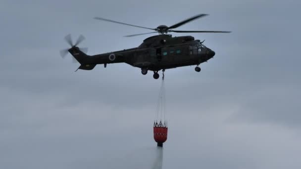 Cerklje Slovenya Mayıs 2022 Helikopter Bir Yangının Üzerine Döküp Söndürdü — Stok video