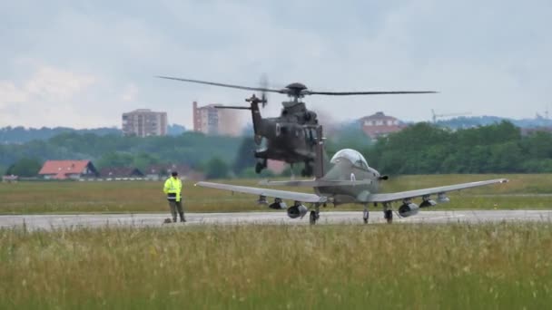 Cerklje Eslovenia Mayo 2022 Helicóptero Aterriza Con Cubo Agua Colgando — Vídeos de Stock