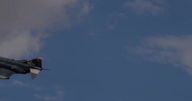 Konya Türkiye JUNE, 30 Haziran 2022 Savaş jeti savaş uçağı yüksek performanslı havalandı. Suriye, Libya ve İslam Devleti 'ne karşı kullanılan Türk Hava Kuvvetleri' nden McDonnell Douglas F-4 Fantom