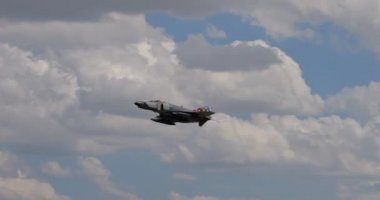 Konya Türkiye, 30 Haziran 2022 Savaş uçağı savaş manevrası simülasyonu yaparak yüksek hızlı alçak geçiş yaptı. Suriye, Libya ve İslam Devleti 'ne karşı kullanılan Türk Hava Kuvvetleri' nden McDonnell Douglas F-4 Fantom