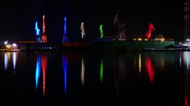 Pula Hırvatistan AĞUSTOS, 15, 2020 Işık Devleri zaman aşımı 4K. Pula Hırvatistan limanında ışıklandırılmış turnalar. Su, dünyaca ünlü ışık tasarımcısı Dekan SKira 'nın gelişini yansıtıyor..