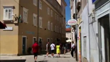 Pula Hırvatistan AUGust, 15, 2020 Forum Meydanı Roma İmparatoru Augustus 'un Tapınağı ile güneşli yaz gününde tarihi merkez yolda yürüyen insanlarla hızlandırıldı. 