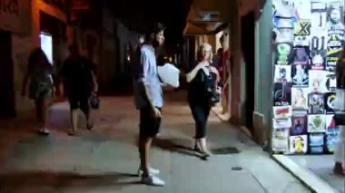 Pula Hırvatistan AĞUSTOS, 15, 2020 Hyperlapse. Şehir merkezinde geceleri antik binalarla yürüyen insan topluluğu. Turistler yazın alışveriş yapıyor.. 