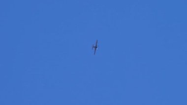 Thiene İtalya OCTOBER, 17, 2021 Genel Havacılık Özel Piston Motoru Mavi gökyüzünde bulutsuz uçan küçük siyah uçak. Sukhoi Su-31 Rus akrobatik uçağı birçok akrobatik şampiyon tarafından kullanılır.