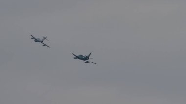 Zeltweg, Avusturya SEPTEMBER, 6, 2019 Sovyet Rusya MiG-15 savaş uçağı savaş uçuşu Amerika F-86 Sabre 'ye karşı. 1950' lerdeki Kore savaşında olduğu gibi. Mikoyan-Gurevich MiG-15 İbne