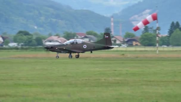 Cerklje Krki Slovenia May 2022 Small Military Plane Taxiing Rain — Video