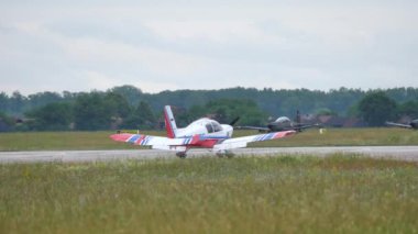 Cerklje ob Krki Slovenya Mayıs 29, 2022 Küçük askeri pervane grubu bir havaalanındaki park yerine doğru ilerliyorlar. Slovenya Hava Kuvvetleri 'nden Pilatus PC-9M