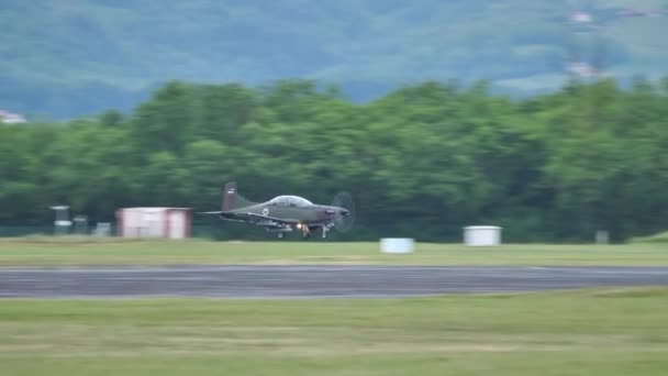 Cerklje Krki Slovenia May 2022 Small Military Propeller Airplane Landing — Videoclip de stoc