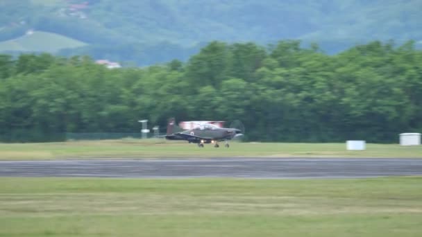 Cerklje Krki Slovenië Mei 2022 Donkergroen Bruin Camouflage Militaire Lichte — Stockvideo