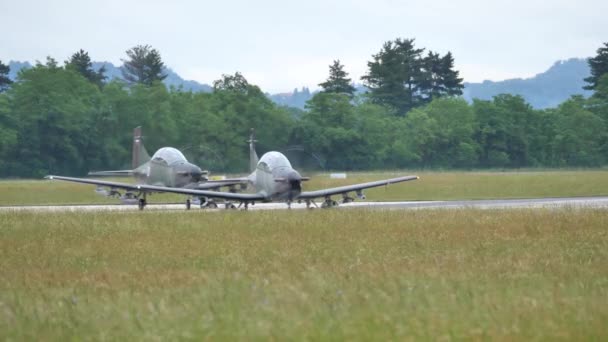 Cerklje Krki Slovenia May 2022 Nato Military Small Planes Taxiing — Stockvideo