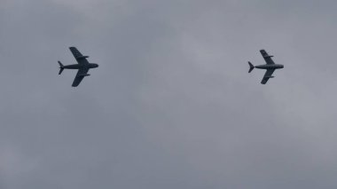 Zeltweg, Avusturya SEPTEMBER, 6, 2019 Soğuk Savaş 1919 gökyüzünde Rus MiG-15 'e karşı Amerikan F-86E Saber ile düello. F86 Sabre, Kore Savaşı Birleşik Devletleri Hava Kuvvetleri 'nin transonik savaş uçağı.