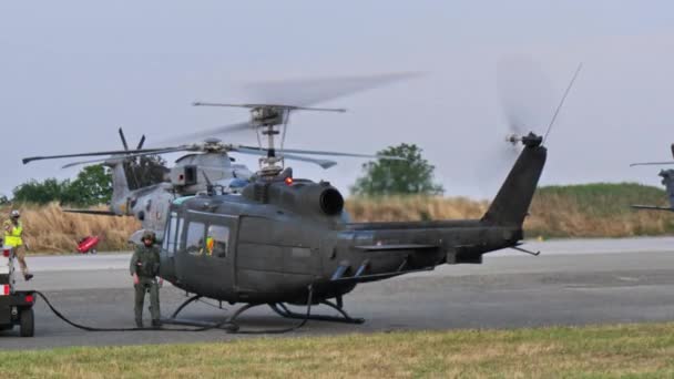 意大利皮亚琴察June 2022年6月15日军方对一架旧直升机进行外部检查 切断发电机电缆 然后起飞 意大利陆军Agusta Bell Ab205 Huey — 图库视频影像