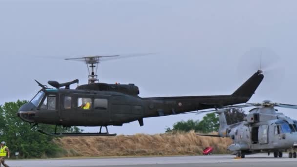 ピアチェンツァイタリア2022年6月15日6月15日捜索救助活動中に救助者と一緒にゆっくりと低高度を飛行する軍用ヘリコプター 歴史的アグスタ ベルAb205 Huey Italy Army — ストック動画