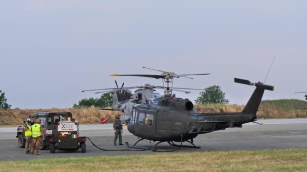 意大利皮亚琴察June 2022年6月15日 历史上的军用直升机发动机从外部发电机启动 意大利陆军的Agusta Bell 205 Huey 越战老掉牙的直升机的罕见场景 — 图库视频影像