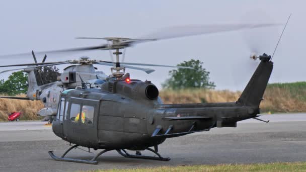 意大利Piacenza June 2022年6月15日意大利陆军的Agusta Bell 205 Huey在地面上 引擎启动 飞行员进行起飞前的外部控制 — 图库视频影像