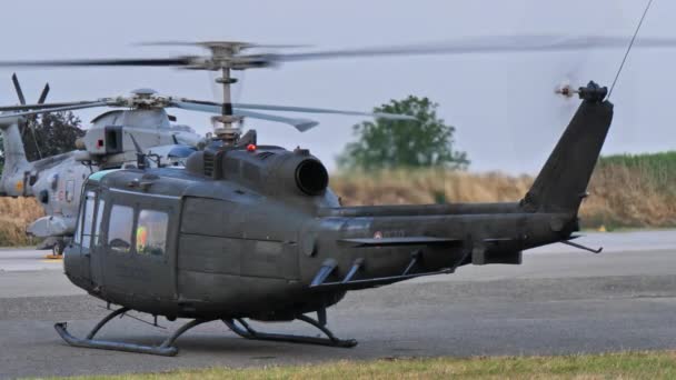 意大利Piacenza June 2022年6月15日 直升机在地面加热引擎后起飞 从后面修正了特写镜头 意大利陆军冷战时期直升机Agusta Bell 205 Uh1 Huey — 图库视频影像