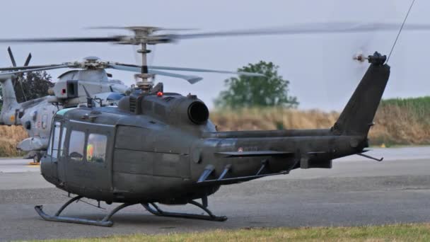 Piacenza Italy June 2022 Helikopter Verwarmt Motor Grond Voordat Hij — Stockvideo