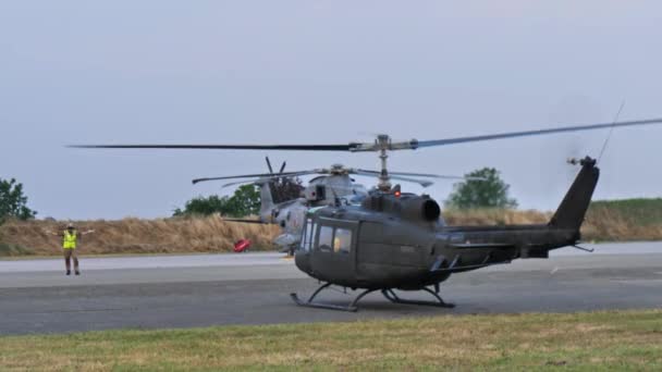 ピアチェンツァイタリアJune 2022レトロスタイルの軍用ヘリコプターは 兵士を傷つけるのを助けるためにSar検索と救助任務に離陸します Agusta Bell Ab205 1濃い緑色の迷彩でイタリア陸軍の英雄 — ストック動画