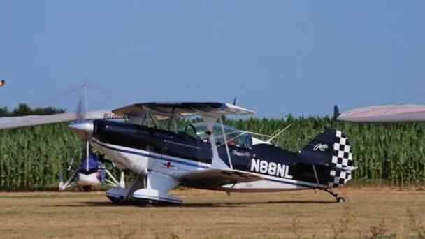 Padua Talya Haziran 2022 Vintage Biplane Arka Planda Mısır Tarlası — Stok video