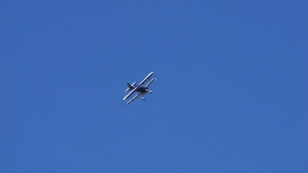 パドヴァ イタリアJune 2022アメリカのアクロバティックな飛行機は白い煙で青空を飛んでいます 1940年代に設計された軽エアロビクス飛行機のピットS 2人乗りバージョン — ストック動画