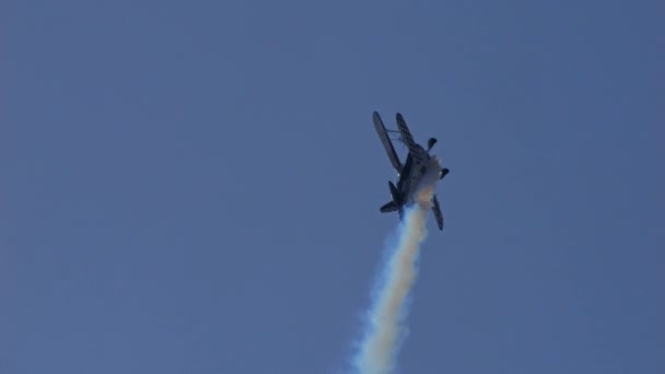Padua Italië Juni 2022 Acrobatische Tweedekker Doet Een Staartbocht Verticaal — Stockvideo