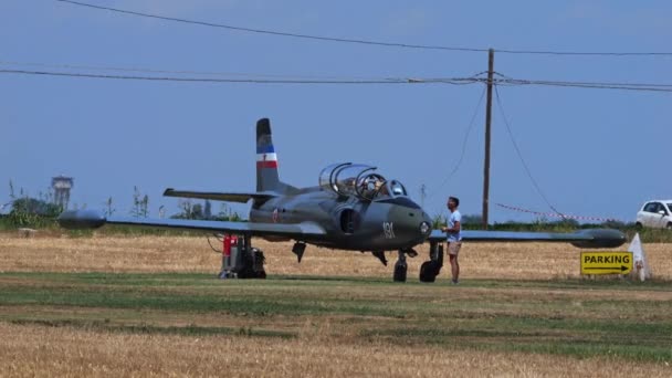 パドヴァ イタリアJune 2022年26日旧ユーゴスラビア軍の練習機は 田舎の芝生の飛行場で離陸する準備をしています Soko Galeb Exユーゴスラビア空軍の珍しいビデオ — ストック動画