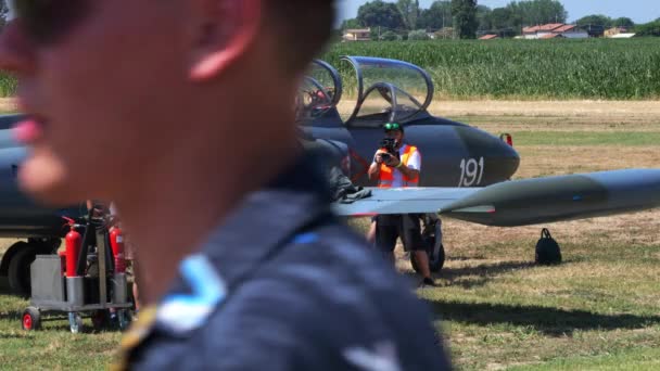 Padova Itálie Červen 2022 Vojenský Pilot Připravuje Let Antigravitačním Obleku — Stock video