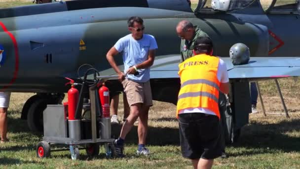 Padua Italien Juni 2022 Militär Pilot Förbereder För Flygning Bär — Stockvideo