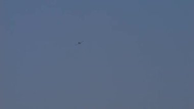 Padua, İtalya, 26 Haziran 2022 Mavi gökyüzünde uçan küçük askeri jet uçağı. Soko G-2 Galeb eski Yugoslav Hava Kuvvetleri eğitimi ve 1960 'ların hafif kara saldırısı uçağı.