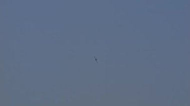 Padua, İtalya. 26 Haziran 2022. Mavi gökyüzünde uçmakta olan küçük askeri jet uçağı. Soko G-2 Galeb eski Yugoslav ve Sırp Hava Kuvvetleri eğitim ve hafif kara saldırı uçağı.