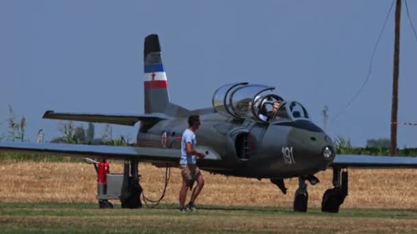 2022年6月26日 意大利帕多瓦 一个有草坪跑道的国家机场 军事飞行员打开了地面攻击机的引擎 在巴尔干战争中使用的前南斯拉夫和塞尔维亚空军 — 图库视频影像