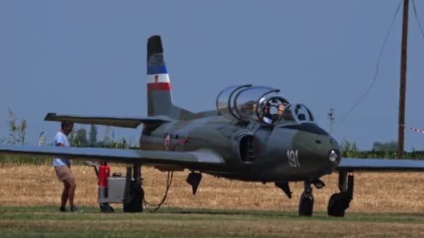 意大利帕多瓦 2022年6月26日 机械师帮助启动了1960年代一架军用喷气式飞机的发动机 在一个有草坪跑道的国家机场使用外部电池 历史上的索科G Galeb前南斯拉夫空军 — 图库视频影像