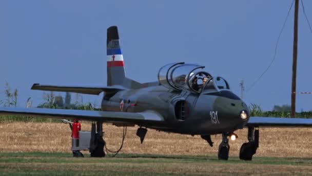 意大利帕多瓦 2022年6月26日历史上著名的军用喷气式飞机 与准备在一个有草坪跑道的乡村机场起飞的发动机排成一排 Soko Galeb前南斯拉夫空军 — 图库视频影像
