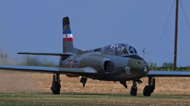 意大利帕多瓦 2022年6月26日历史性地面攻击和喷气式战斗机从一个有草坪跑道的偏远机场起飞 Soko Galeb前南斯拉夫和塞尔维亚空军军用飞机 — 图库视频影像