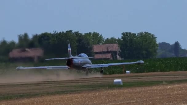 2022年6月26日 意大利帕多瓦 一个罕见的视频 一架军用地面攻击型喷气式战斗机在伪装下从机场起飞 草跑道引起了一片混乱 南斯拉夫Soko Galeb — 图库视频影像