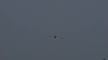 Padua, İtalya 26 Haziran 2022 Askeri jet uçağı kalkıştan sonra iniş takımını geri çeker. Arkadan görüldü. Soko G-2 Galeb eski Yugoslav ve Sırbistan Hava Kuvvetleri Balkan savaşlarında kullanıldı.
