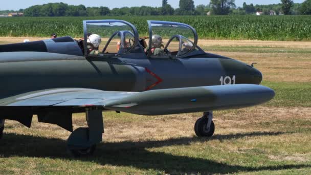 Padua Italië Juni 2022 Twee Militaire Piloten Cockpit Van Een — Stockvideo