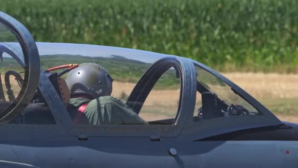 パドヴァ イタリアJune 2022軍用パイロットは 滑走路へのトレーニングジェットとタクシーのキャノピーを閉じて離陸します 草原の滑走路を持つ田舎の空港では珍しい戦闘機 Soko Galeb — ストック動画
