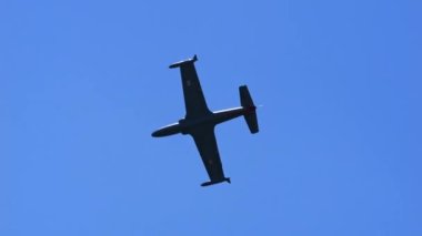 Padua, İtalya, Haziran 26, 2022 Yugoslav eski savaş uçağı Soğuk Savaş döneminden kalma. Yakın çekim takip videosu. Soko G-2 Galeb Mostar 'da inşa edilen eski Yugoslav Hava Kuvvetleri.