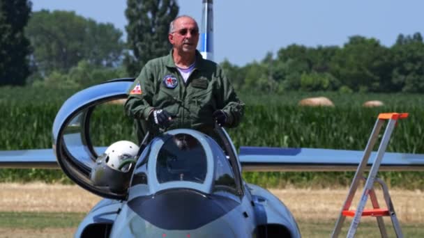 Padua Juni 2022 Ervaren Militaire Piloot Neemt Zijn Helm Stapt — Stockvideo
