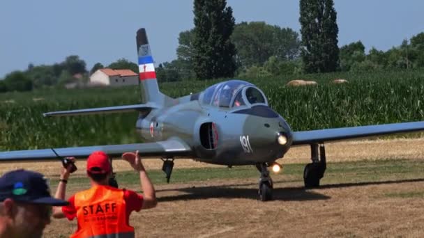 意大利帕多瓦 2022年6月26日历史上的军用飞机在草场滑行 罕见的视频 索科G Galeb前南斯拉夫空军是少数能够降落在草地跑道上的喷气式飞机之一 — 图库视频影像