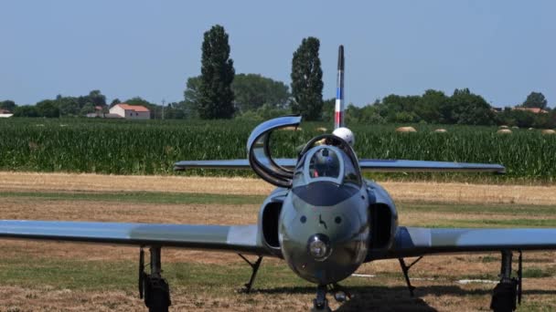 Padwa Włochy Czerwca 2022 Piloci Wojskowi Zdejmują Hełmy Wysiadają Samolotu — Wideo stockowe