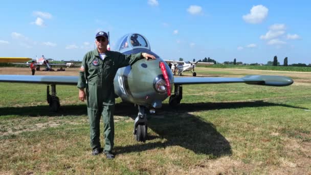 Padua Italien Juni 2022 Militär Pilot Poserar För Fotografier Framför — Stockvideo