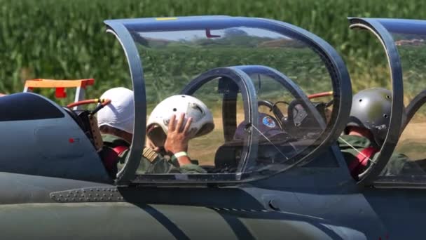 Padwa Włochy Czerwca 2022 Pilot Wojskowy Nosi Hełm Podczas Siedzenia — Wideo stockowe