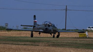 Padua, İtalya 26 Haziran 2022 Kırsal Çim Havaalanı 'ndan kalkmaya hazır küçük savaş uçağı. Soko G-2 Galeb eski sosyalist Yugoslav Hava Kuvvetleri uçağı.